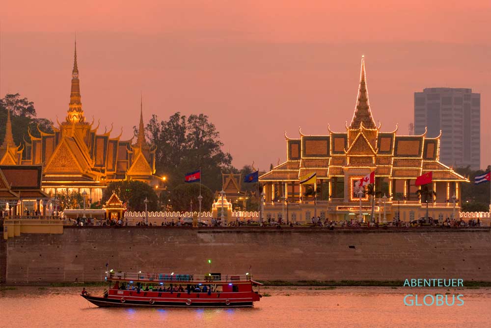 Beleuchteter Königspalast und Tanzpalast in Phnom Penh