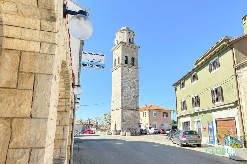 Premantura auf Istrien: Glockenturm der Laurentiuskirche im Zentrum