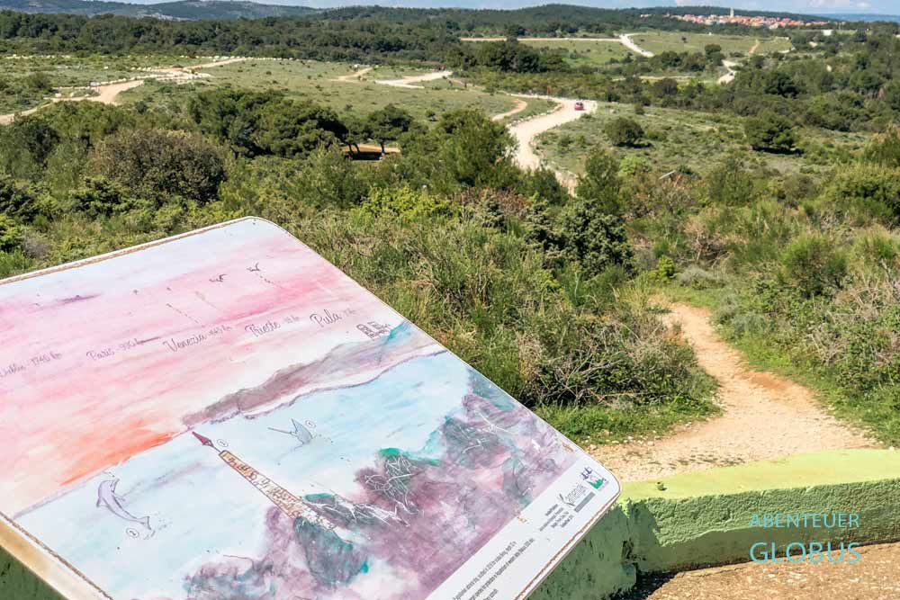 Infotafel auf der Bunkerplattform und Blick in den Naturpark Kamenjak und Premantura