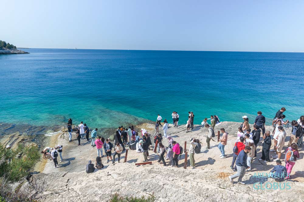 Naturschutzgebiet Kamenjak: Jugendliche suchen am Strand Pinizule nach Dinosaurierspuren.