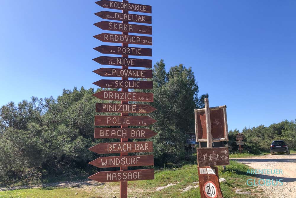 Wegweiser in der Nähe des Eingangs zum Naturschutzgebiet Kamenjak in Premantura 