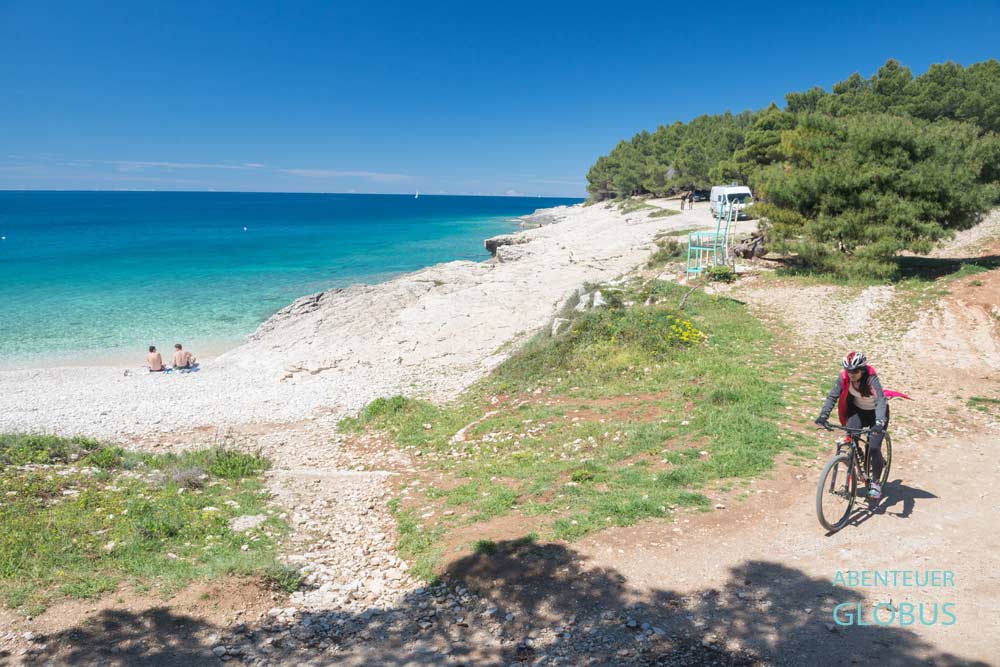 Mountainbiker am Njive Beach