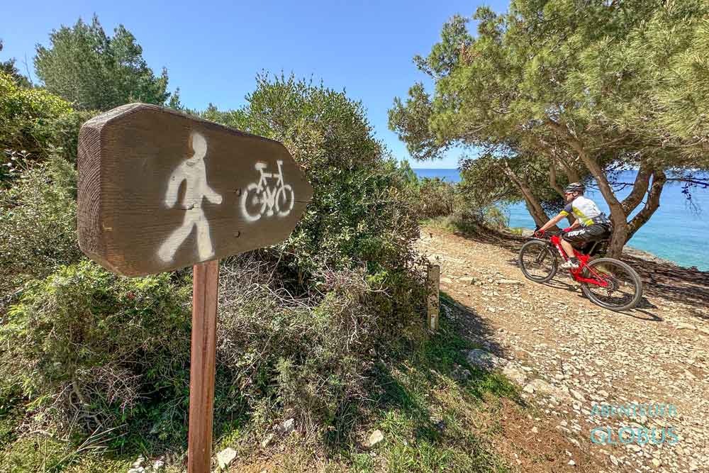Premantura: Mountainbiker an der Westküste im Naturschutzgebiet Kamenjak