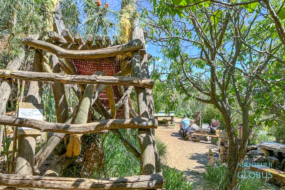 Safari Bar mit Tischen im Grünen am Strand Mala Kolumbarica im Naturschutzgebiet Kamenjak in Premantura