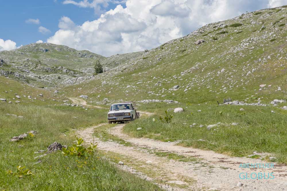 Tour auf die Hochebene Sinjajevina vom Lipovo-Tal bei Kolasin: alter Lada, ein Auto russischer Bauart
