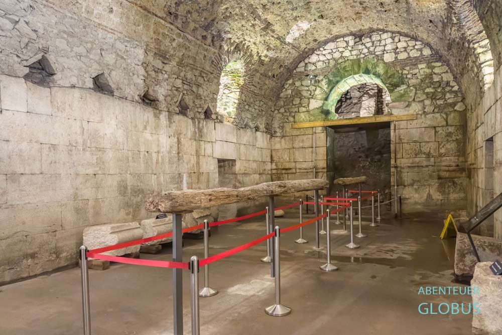 Touristin im Kellergewölbe des Diokletianpalastes