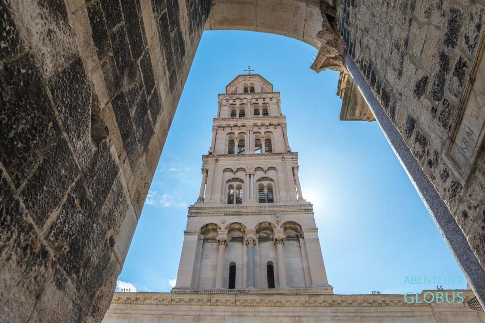 Altstadt von Split: Kathedrale des Heiligen Domnius mit Glockenturm im Diokletianpalast