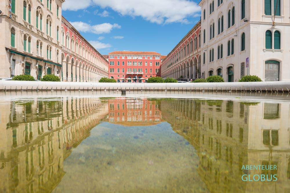 Brunnen vor dem Platz der Republik (Prokurative) mit Patrizierbauten in Split