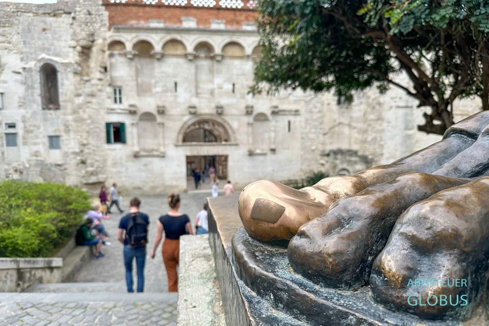 Die Berührung vom linken großen Zeh vom Denkmal Gregor von Nin bringt Glück.