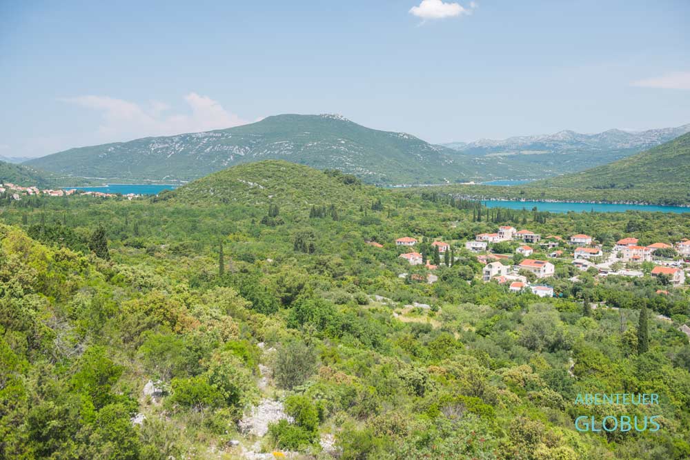 Blick von der Wehrmauer in Ston zum Festland
