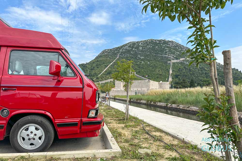 Ston: Parkplatz zwischen Fort Kastio und Hafen
