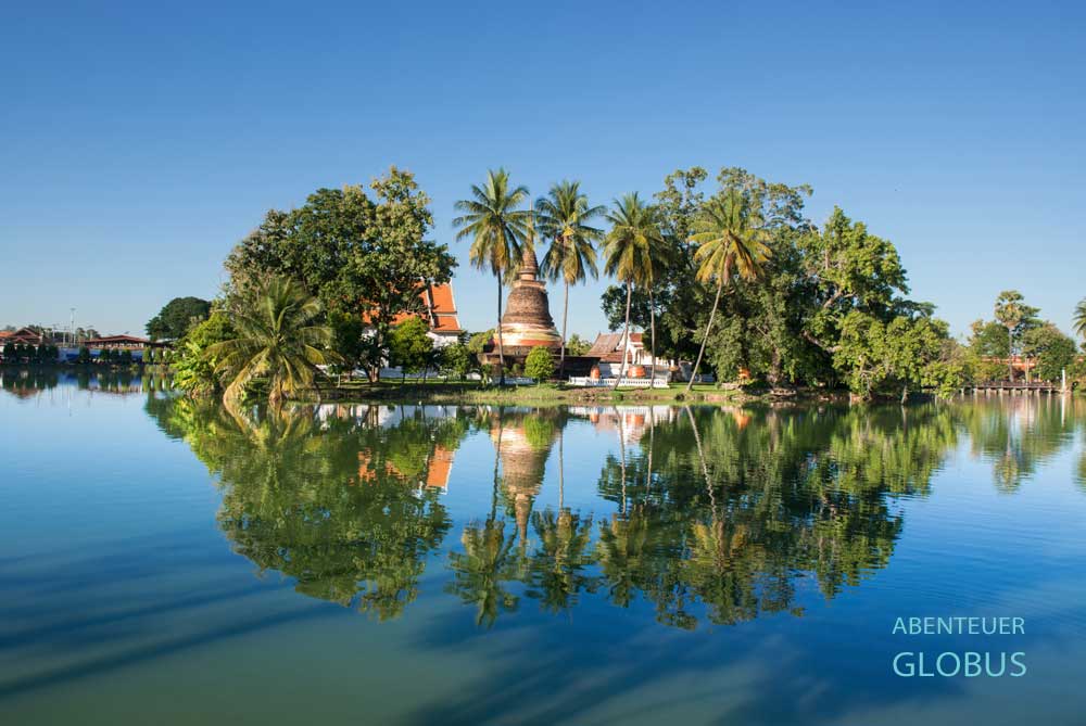 Buddhistischer Tempel auf einer Insel in Alt-Sukhothai