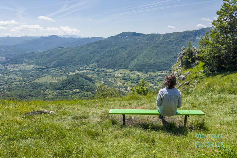 Auf der Fahrt auf die Hochebene Sinjajevina: Aussichtspunkt an der grüne Bank mit Blick in das Lipovo-Tal