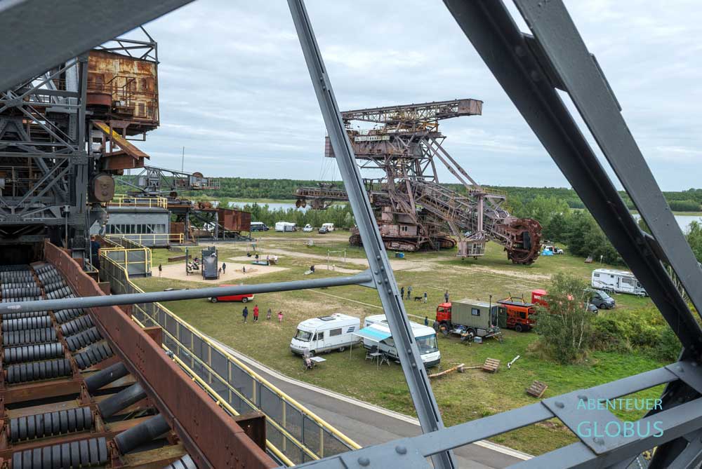 Ferropolis. Zwischen den Baggern sind die schönste Plätze zum Campen