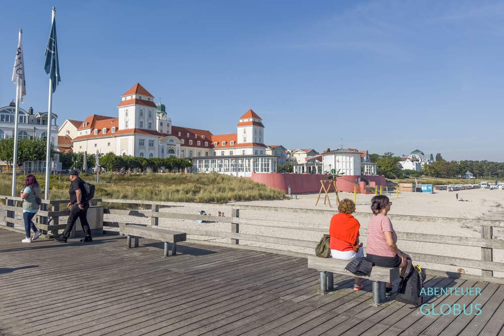 Blick von der Seebrücke zum Strand und zum Kurhaus