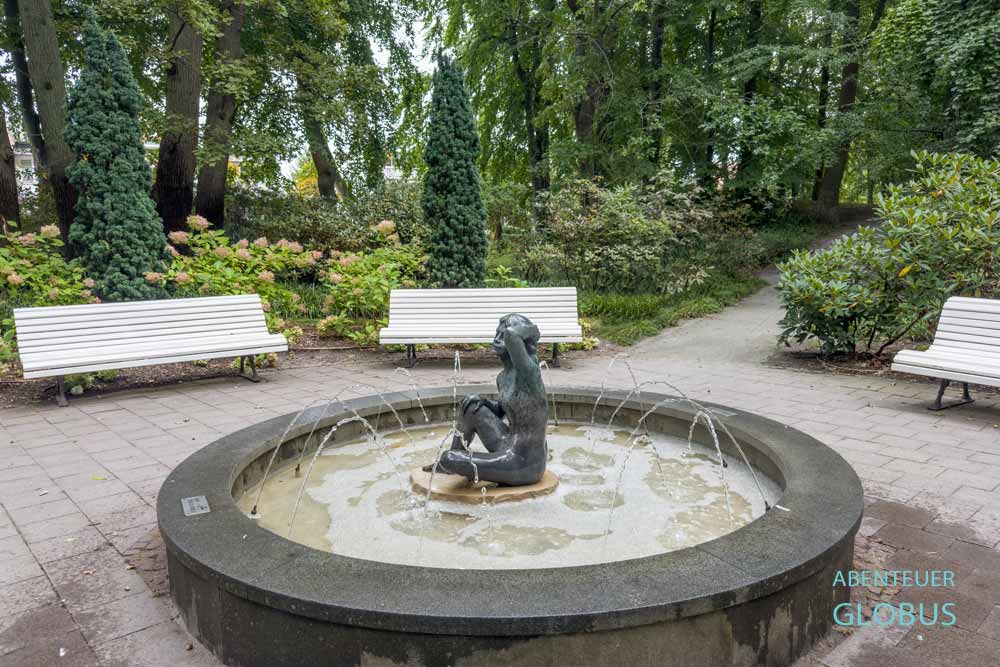 Brunnen mit Skulptur im Kurpark von Binz