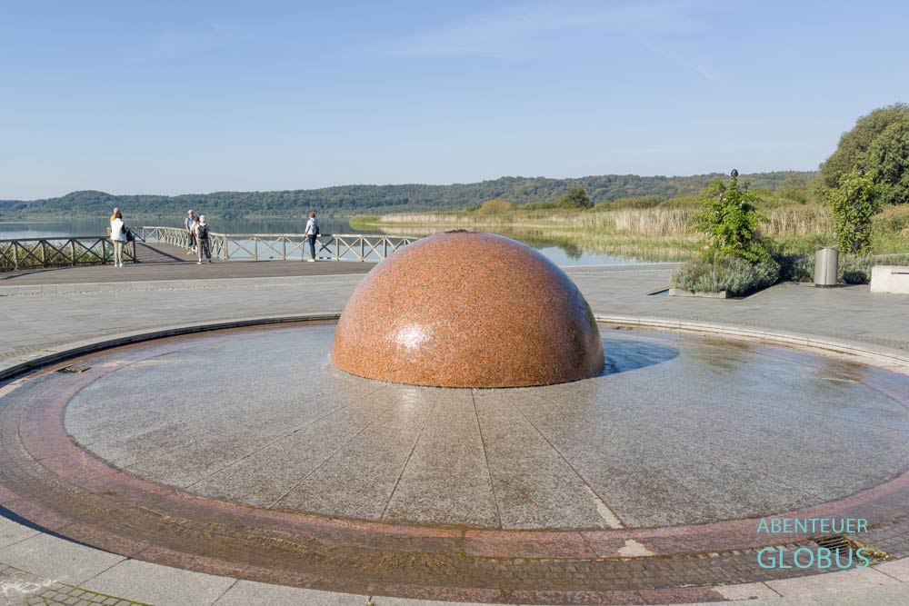 Springbrunnen an der Uferpromenade am Schmachter See
