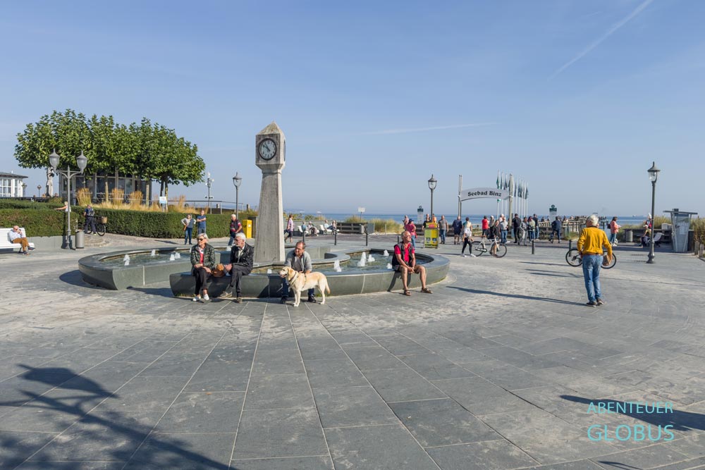 Binz, Insel Rügen: Strandpromenade mit Springbrunnen an der Seebrücke
