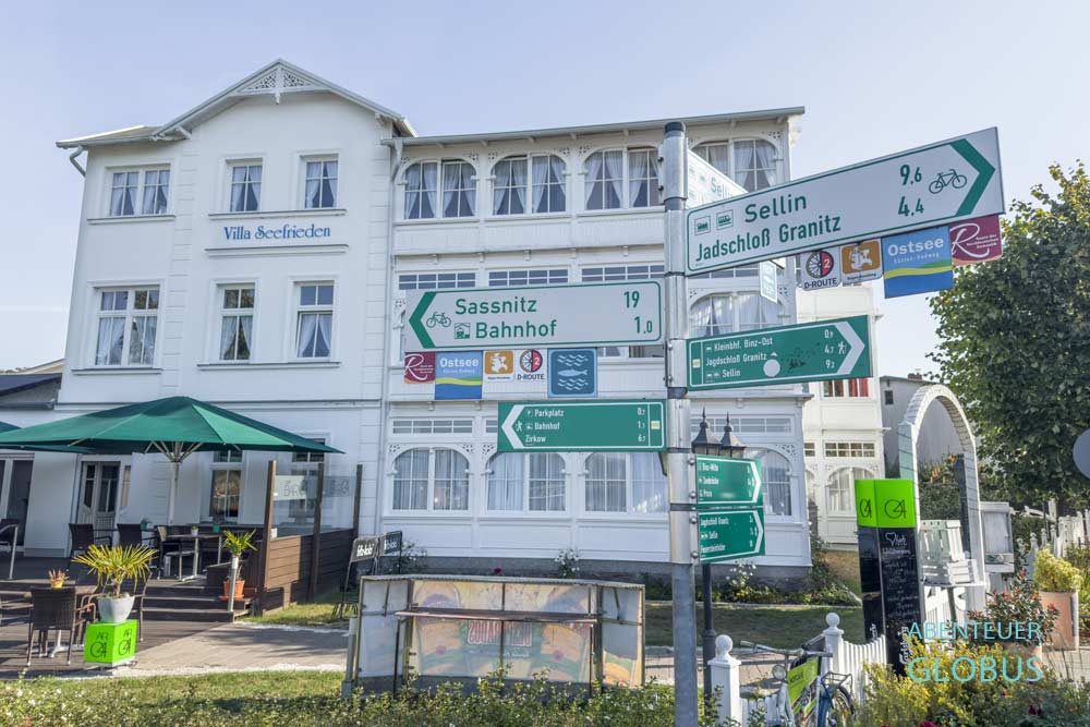  Für Wanderer und Radfahrer gibt es viele Wegweiser. 