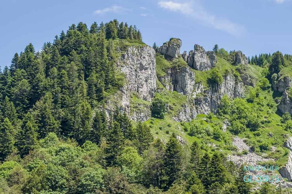 Felsklippen mit Aussichtspunkt Bendovac nahe dem Katun Dolovi Lalevica