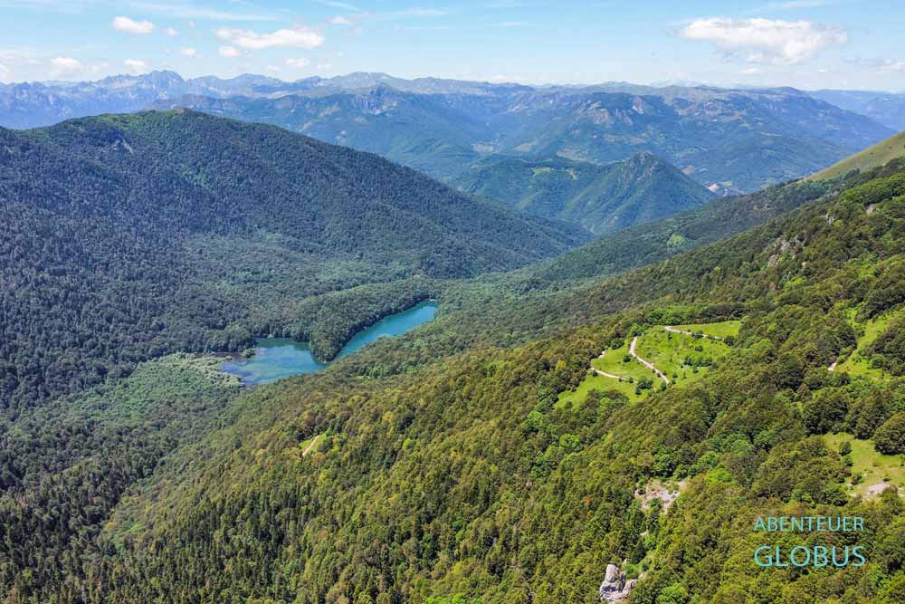Nationalpark Biogradska Gora, Blick vom Aussichtspunkt Bendovac: Urwald und See Biogradsko Jezero