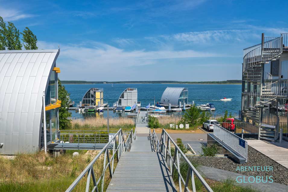 Schwimmende Häuser vom Lausitz Resort am Geierswalder See im Lausitzer Seenland