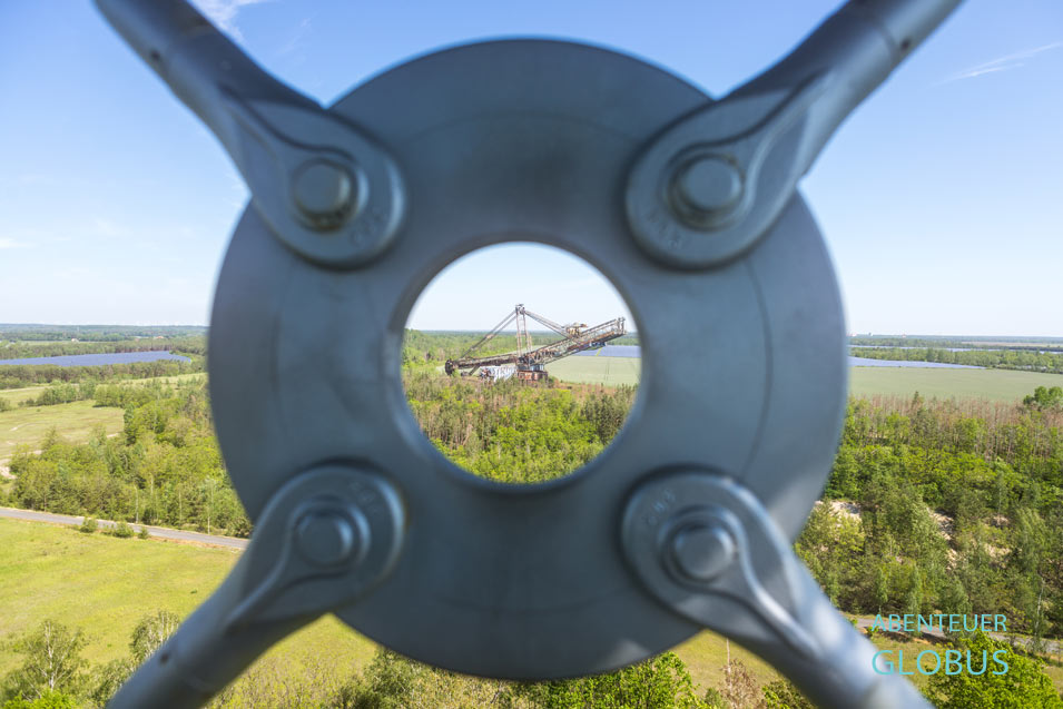 Lausitzer Seenland, Aussichtsturm Meuro-Stolln mit Schaufelradbagger SRs 1500-1473