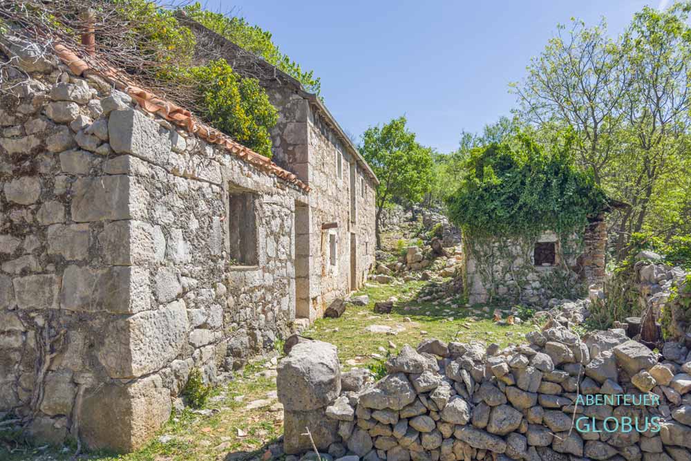 Starigrad-Paklenica: Wanderung zum verlassenen Bergdorf Tomici im Velebit-Gebirge, Steinhäuser 