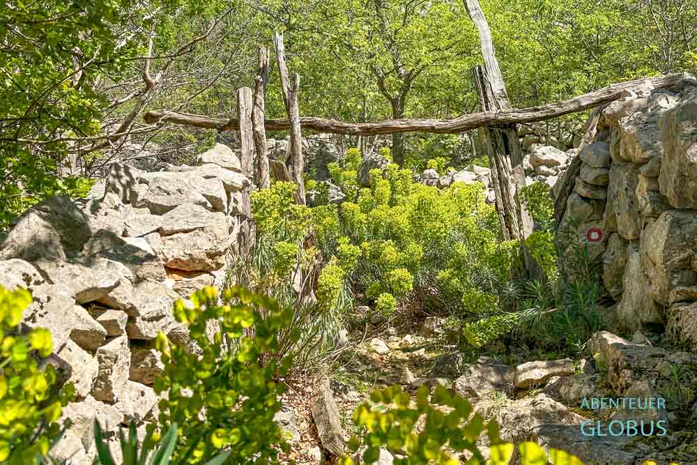 Starigrad-Paklenica: Wanderung zum verlassenen Bergdorf Tomici, Eingangstor
