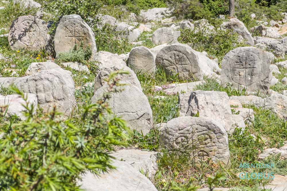 Starigrad-Paklenica: Wanderung zu den Mirila, Totenraststeine im Velebit-Gebirge, Fundstätte Opuvani Dolac