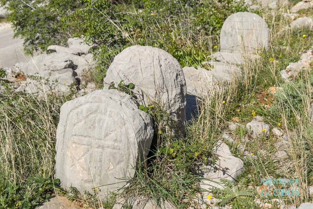 Starigrad-Paklenica: Wanderung zu den Mirila, Totenraststeine im Velebit-Gebirge, Mirilastätte Nad Kruskovcem