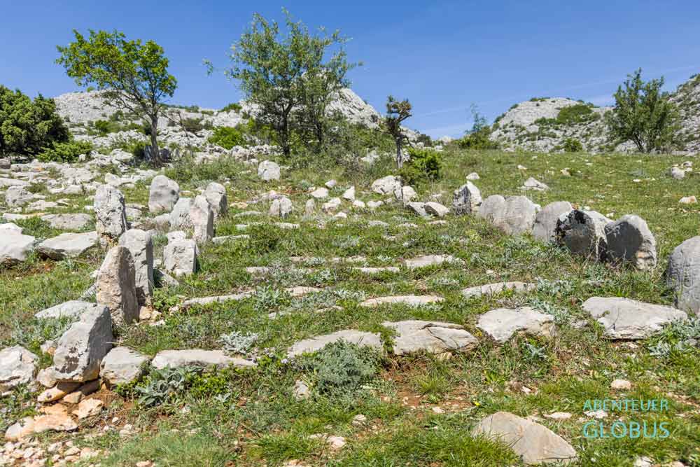 Starigrad-Paklenica: Wanderung zu den Mirila, Totenraststeine im Velebit-Gebirge, Fundstätte Opuvani Dolac