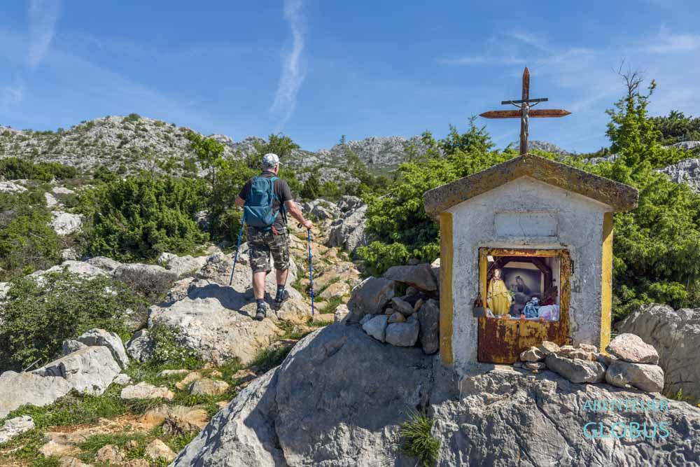 Starigrad-Paklenica: Wanderung zu den Mirila, Totenraststeine im Velebit-Gebirge, kleine Kapelle
