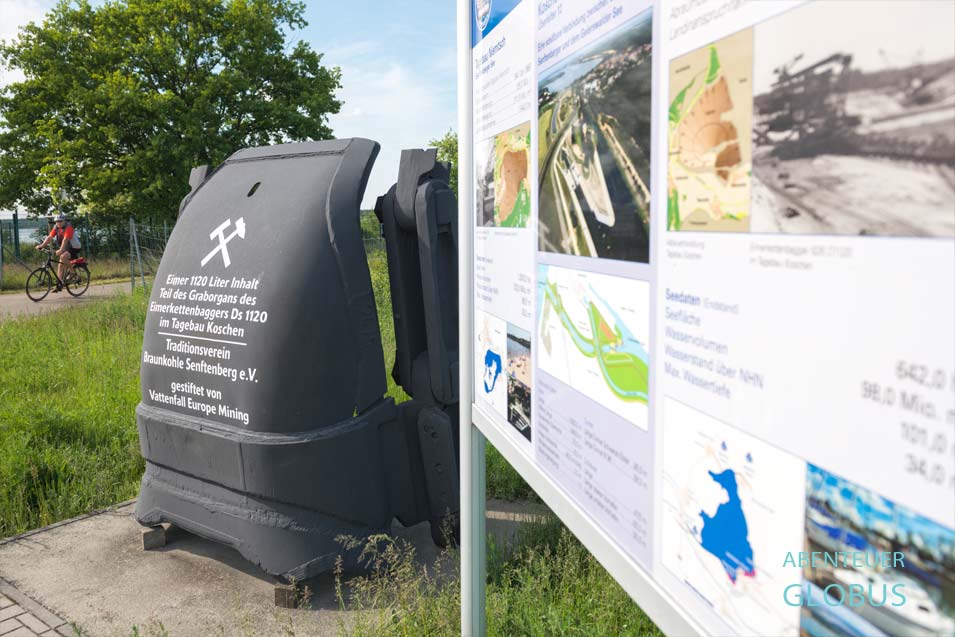 Schaufel des Eimerkettenbagger und Infotafel am Senftenberger See
