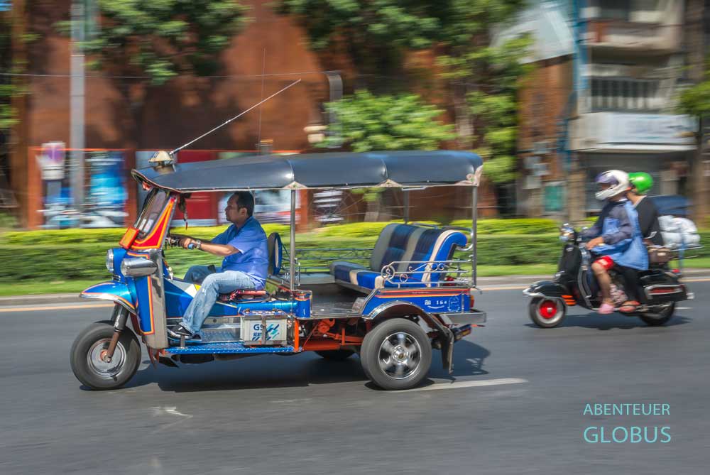 Tuk-Tuk in Bangkok während der Fahrt