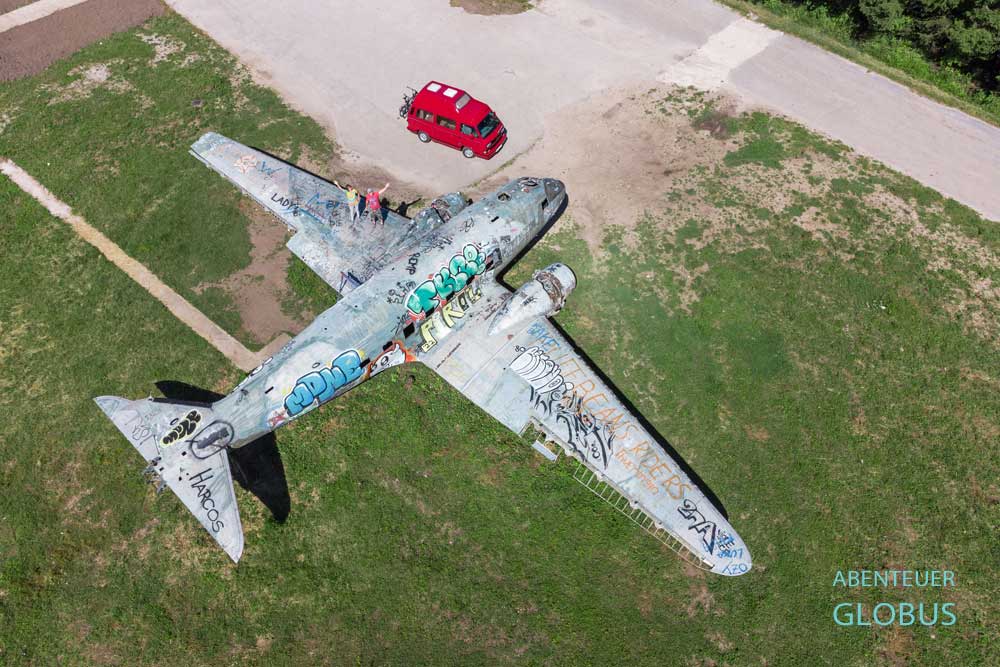 Flugzeug Douglas C-47 auf der Zeljava Air Base, ehemals größte Flugzeugkaverne Europas, nahe Nationalpark Plitvicer Seen