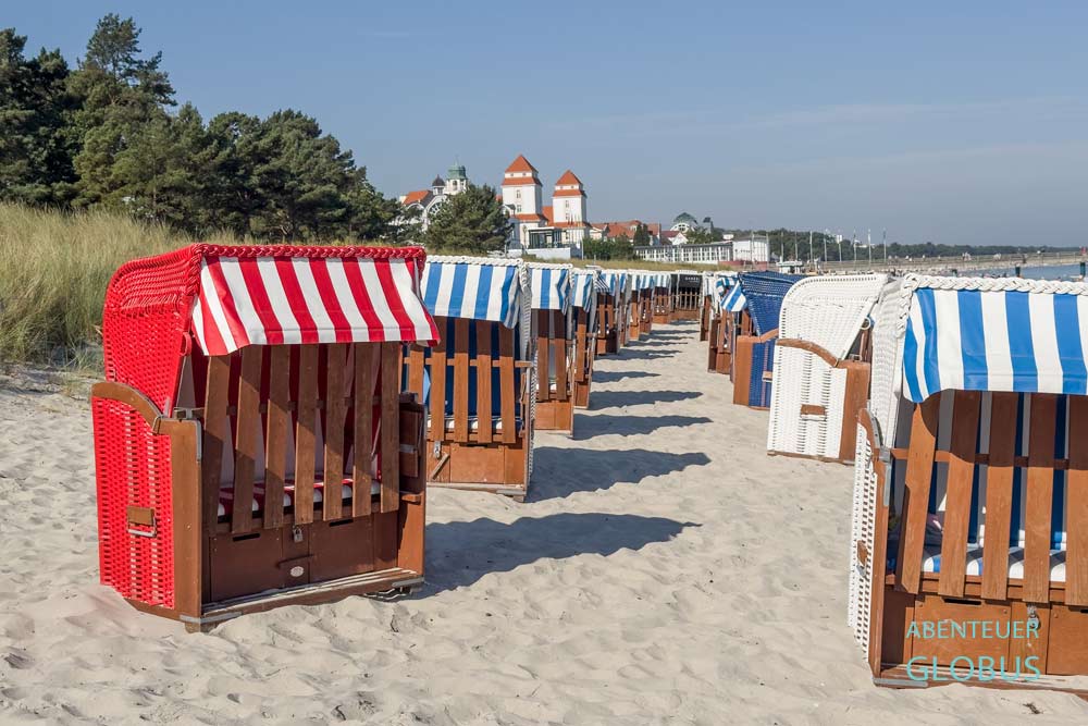 Feinsandiger Strand in Binz mit Sicht auf das Kurhaus