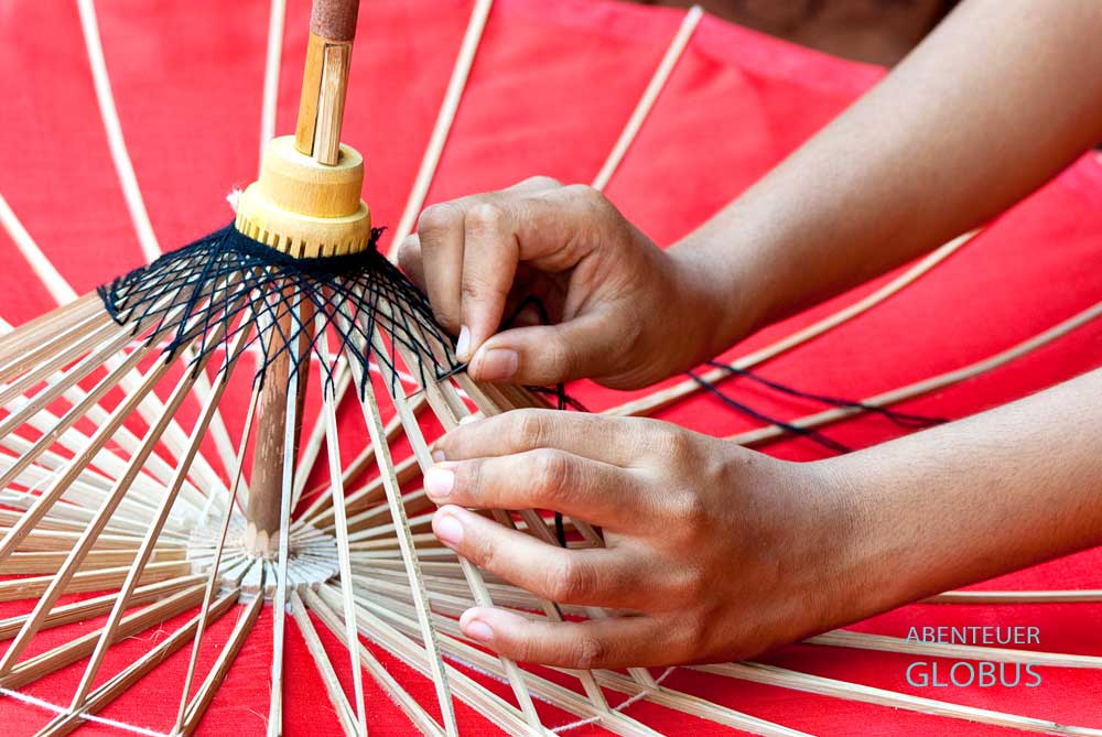 Traditionelle Schirmherstellung im Bo Sang Umbrella Village