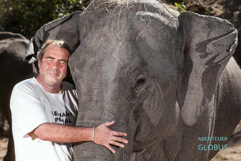 Bodo Förster mit einem Elefant von Elephant Special Tours Chiang Mai