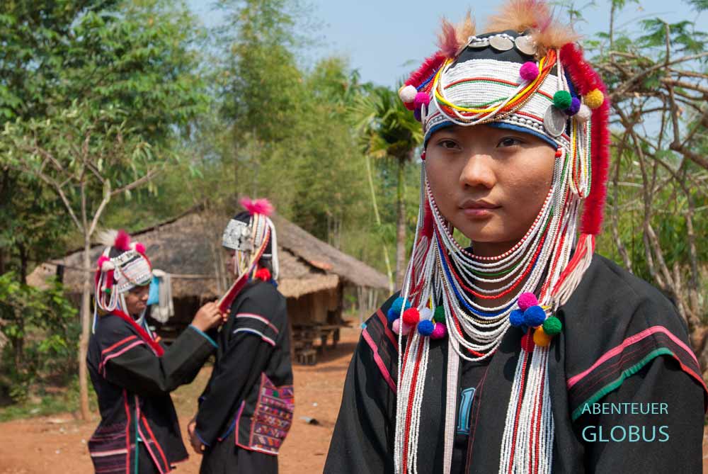 Frauen von Bergvolk Akha in traditioneller Tracht