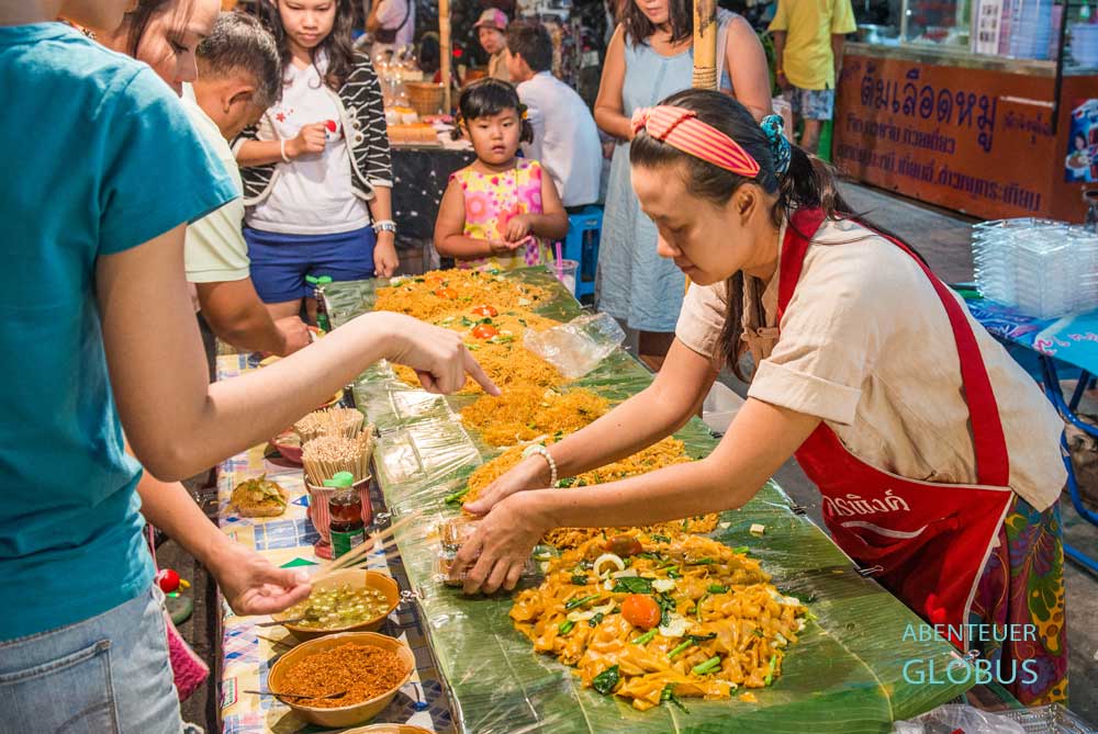 Stand mit Streetfood auf der Sunday Walking Street