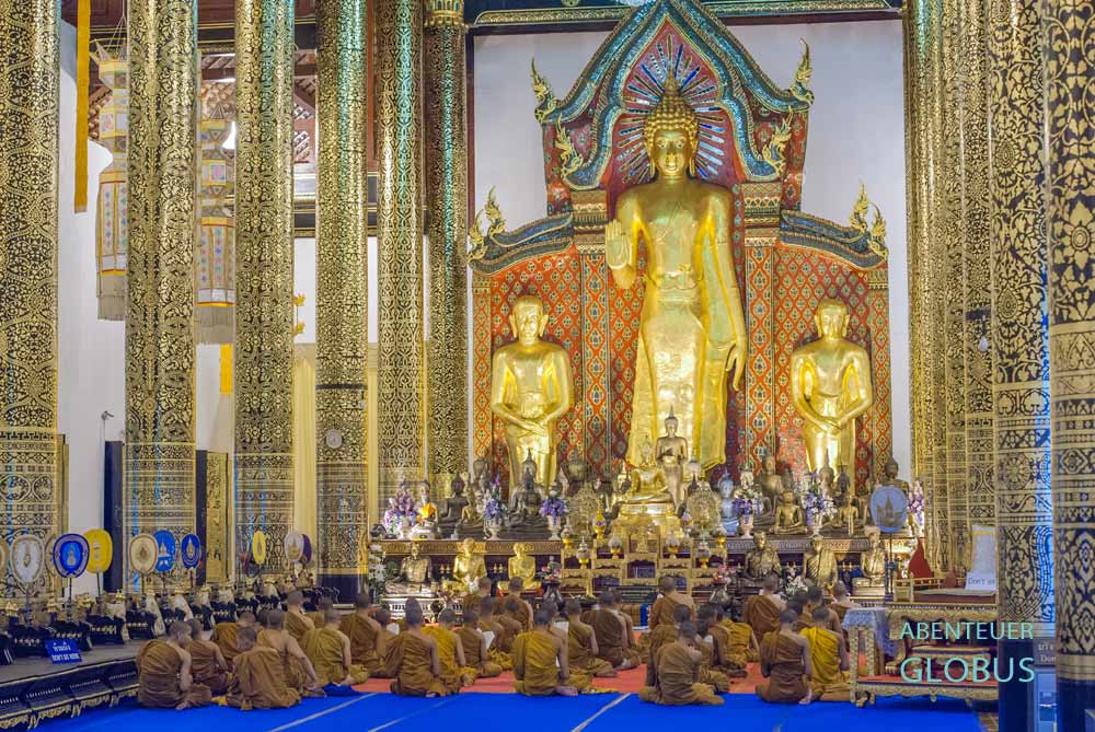 Im Wat Chedi Luang in Chiang Mai beten Mönche.