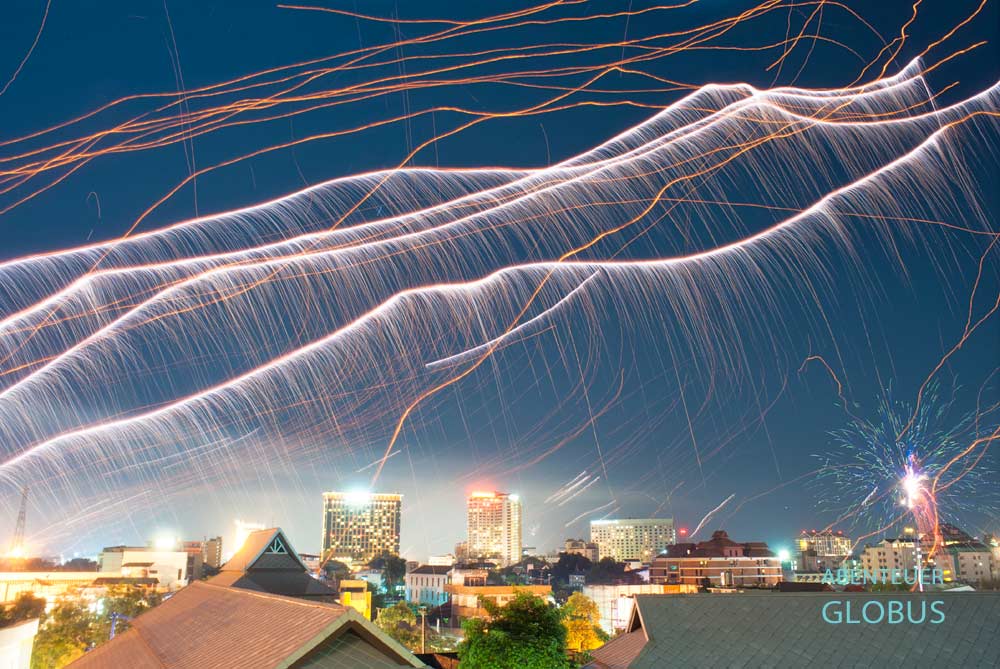 Yi Peng: Laternen fliegen über Chiang Mai.