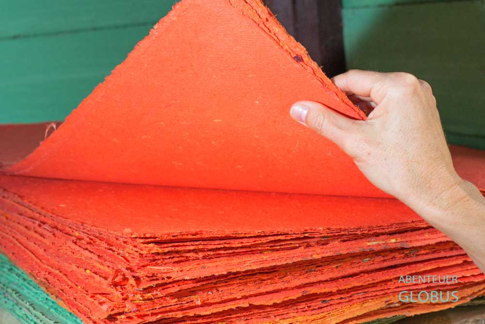 Rotes Papier aus Elefantendung vom Elephant POOPOOPAPER Park