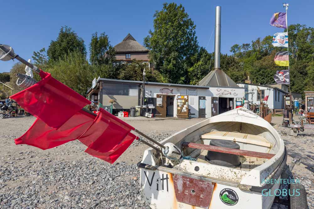 Insel Rügen, Kap Arkona, Fischerdorf Vitt: Fischerboot und Räucherei