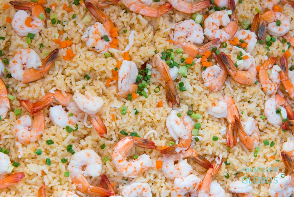 Thailändisches Essen: Bratreis mit Garnelen