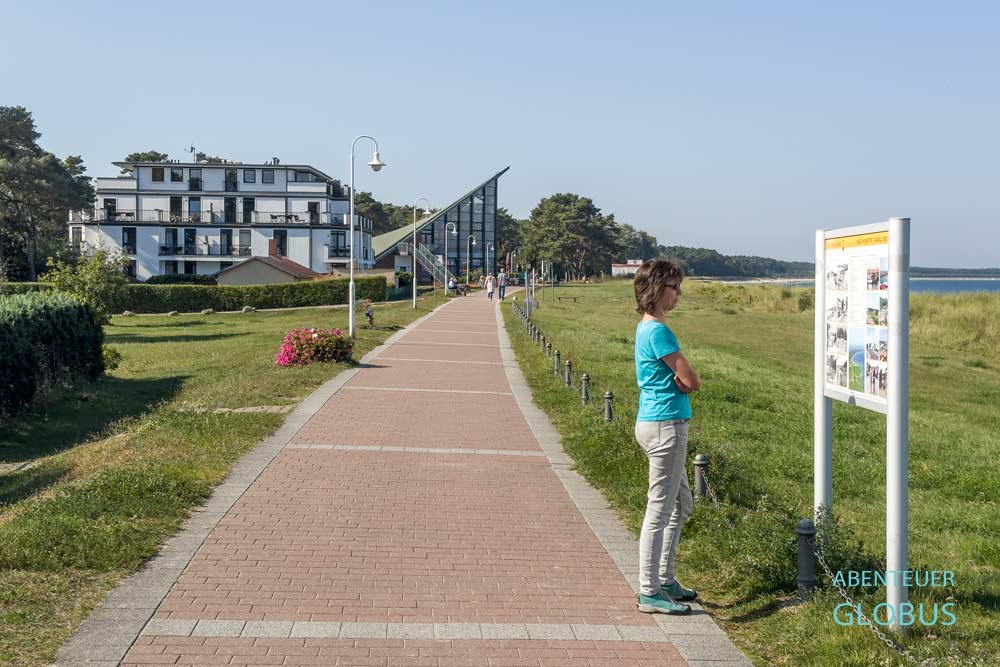 Insel Rügen: Strandpromenade in Glowe mit Restaurant Ostseeperle, ein Bauwerk des Architekten Ulrich Müther
