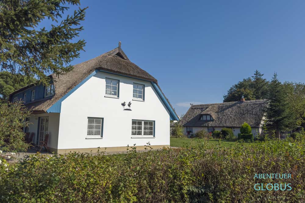 Wenige Reetdachhäuser gibt es noch in Glowe auf Rügen.