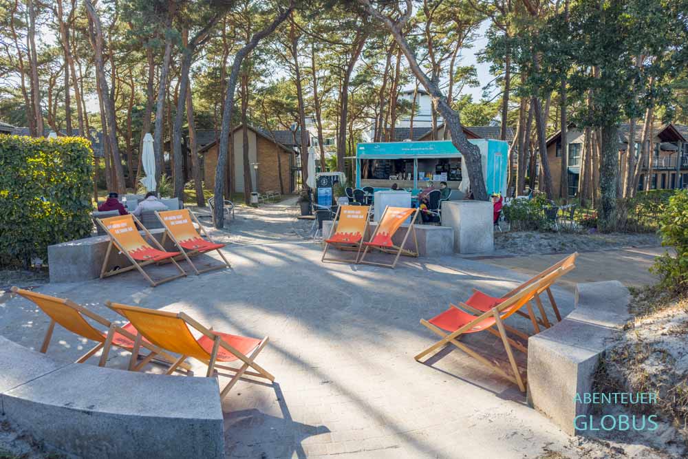 Glowe: Rügen Strandbar vor der Hotelanlage Aquamaris an der Strandpromenade