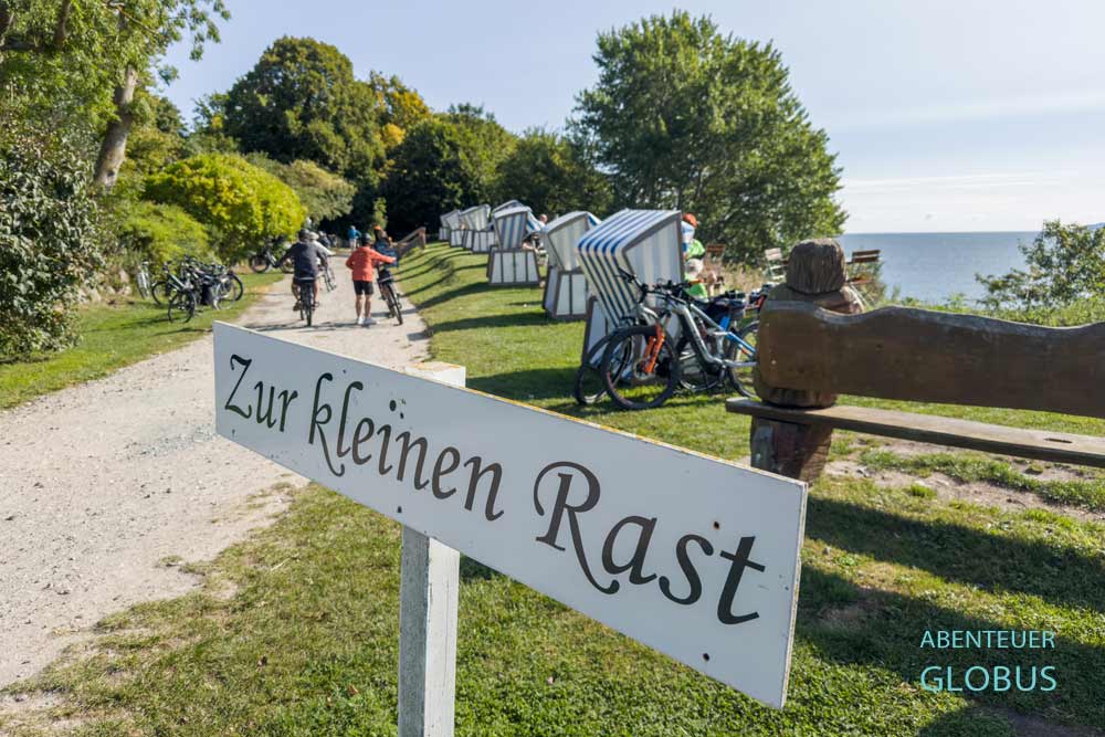Radtour von Breege-Juliusruh zum Kap Arkona: Steilufercafé „Zur kleinen Rast“ mit Strandkörben und Ostseeblick